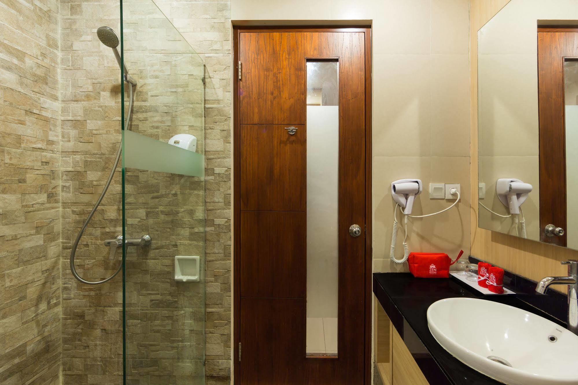 Zen Rooms Kuta Tuban Suites Bagian luar foto