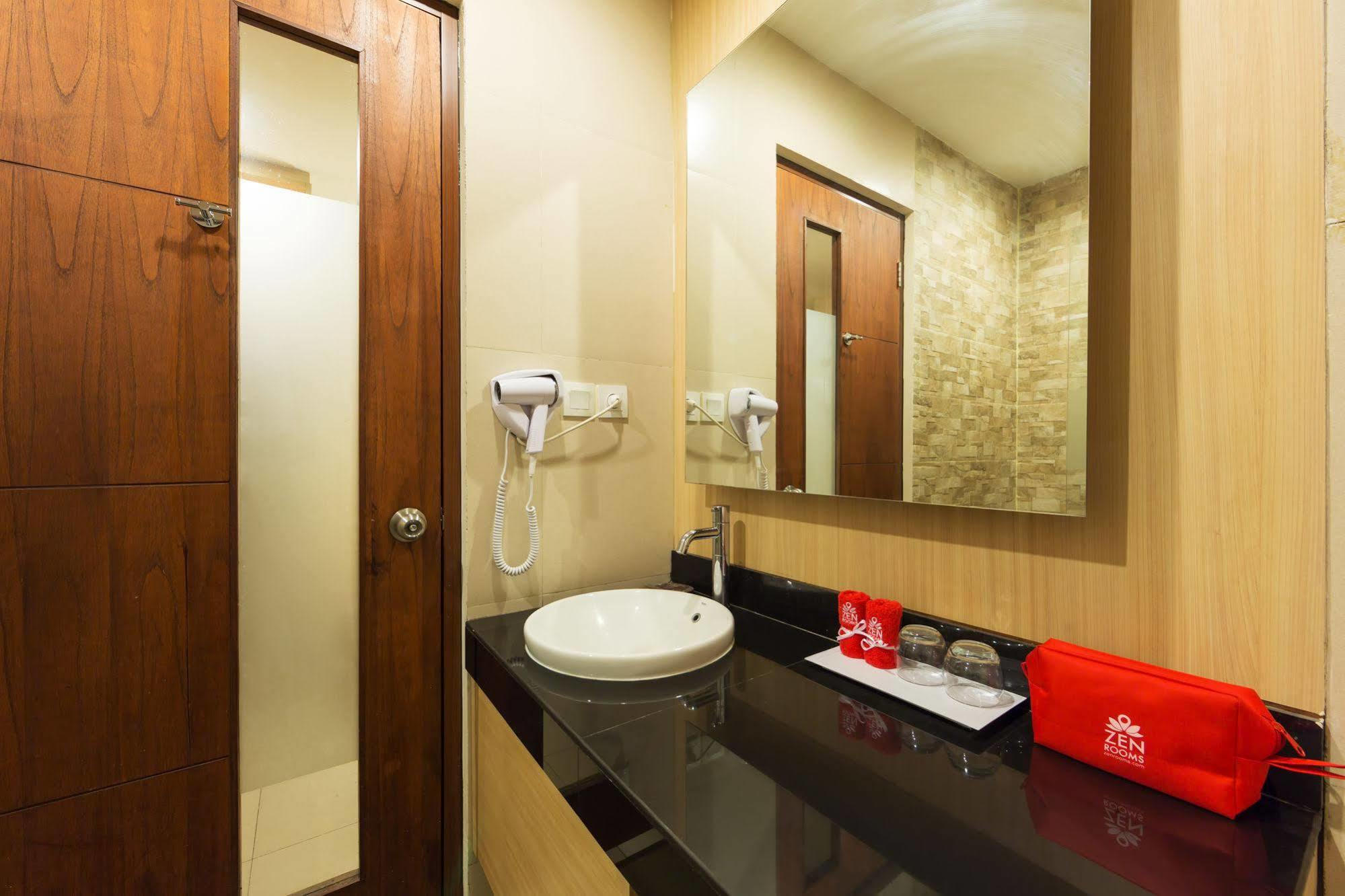 Zen Rooms Kuta Tuban Suites Bagian luar foto