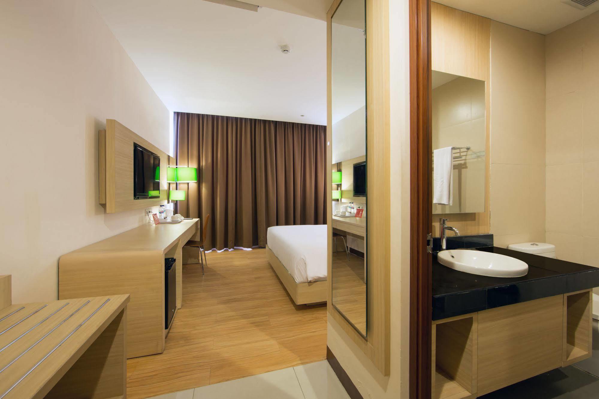 Zen Rooms Kuta Tuban Suites Bagian luar foto
