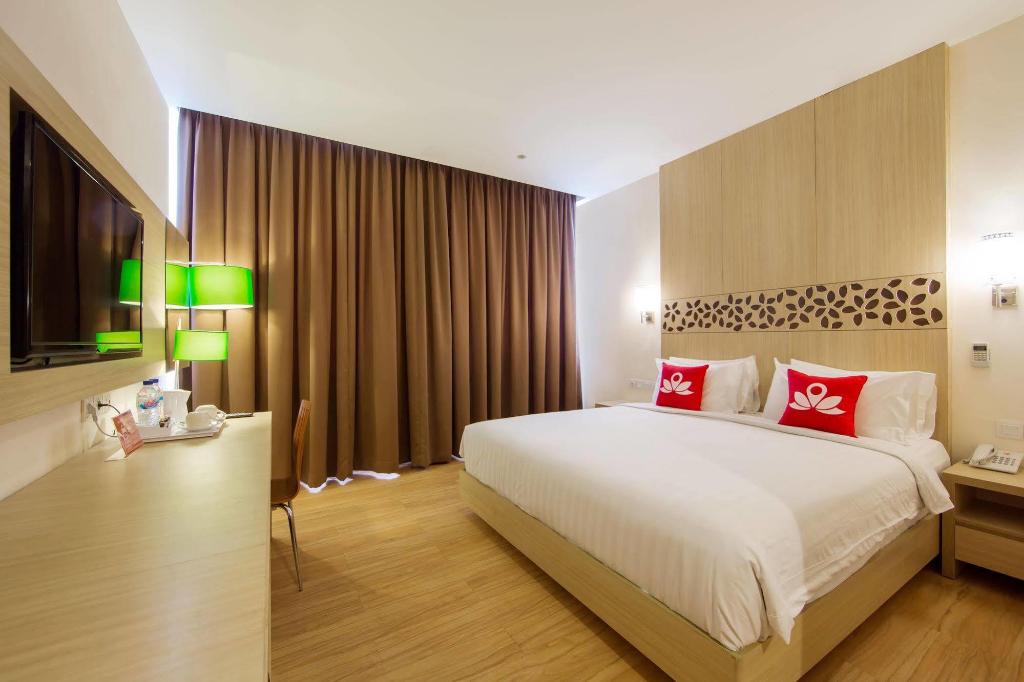 Zen Rooms Kuta Tuban Suites Bagian luar foto